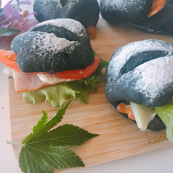 イカ墨とチェダーのBLTサンド