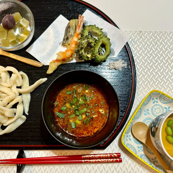 【7月後半限定シーメニュー】手打ちカレーうどんと夏野菜の天ぷら
