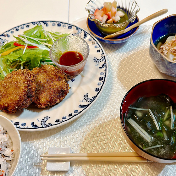 【10月前半限定リラメニュー】チーズがとろーり！メンチカツで秋和食