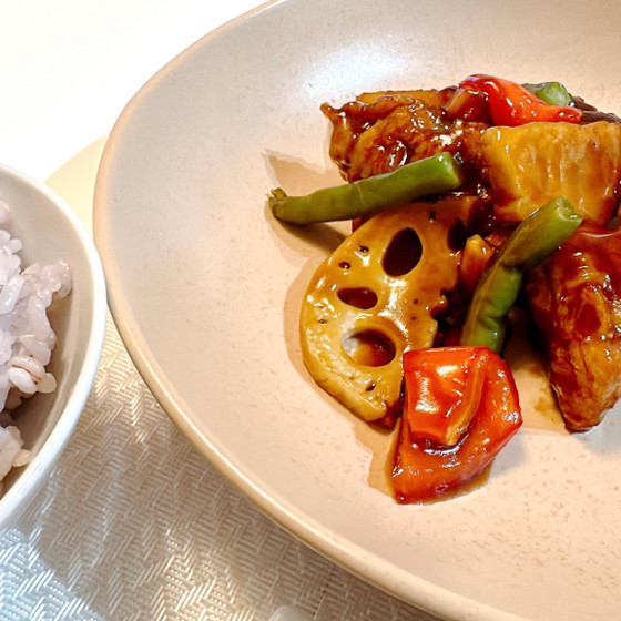 【1】鶏と秋野菜の黒酢あん／雑穀ごはん