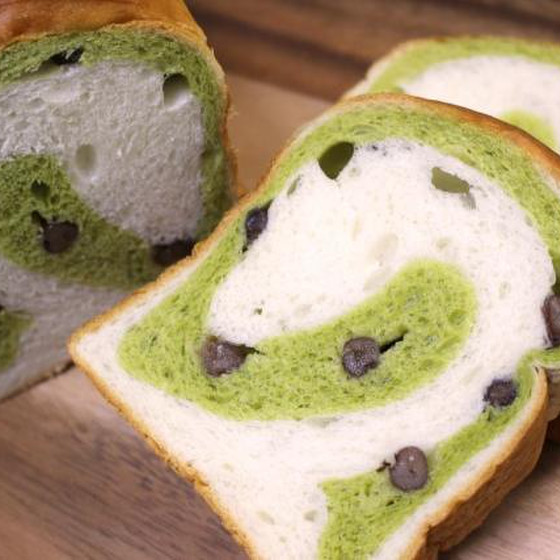 抹茶と甘納豆のうずまき食パン