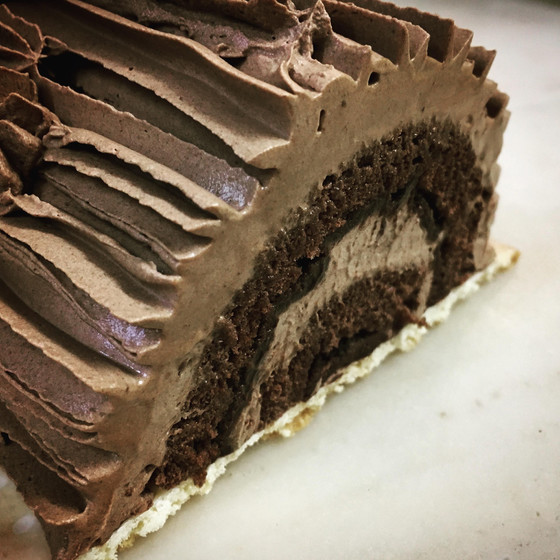 旬の「チョコレートのビュッシュ」ガナッシュが効いた、男前ケーキ