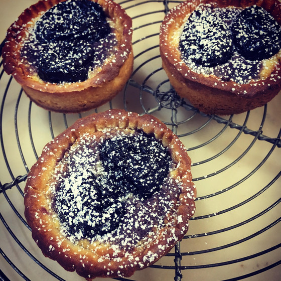 ジュワッと美味しく香り高い「プルーンの赤ワイン煮 タルト」