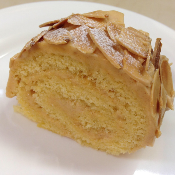 バタークリーム好きにオススメ「アーモンドクリームロール」