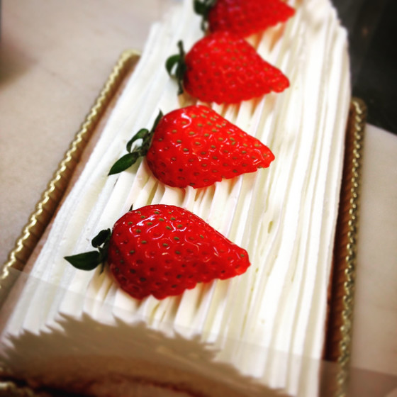 苺と生クリームのロール「いちごのビュッシュ」いちごの旬に