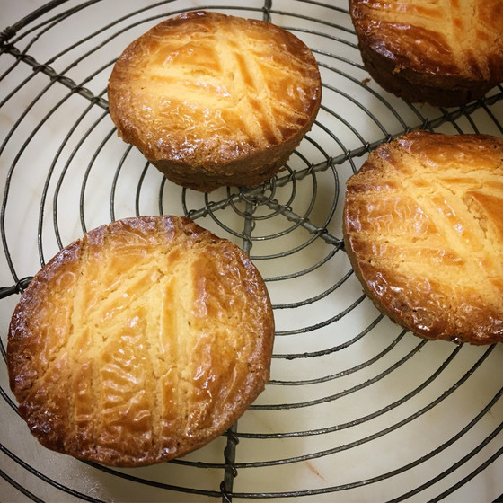 格子模様の、ブルターニュの伝統焼き菓子「ギャレットブルトンヌ
