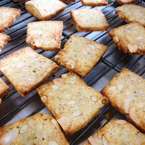 イルプルーの「チーズとアーモンドの塩味のクッキー」