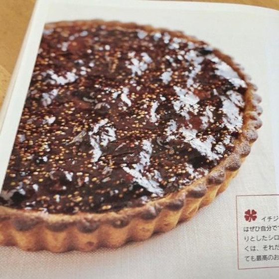 イルプルーの「くるみといちじくのタルト」は、いちじくのジャムを使って…
