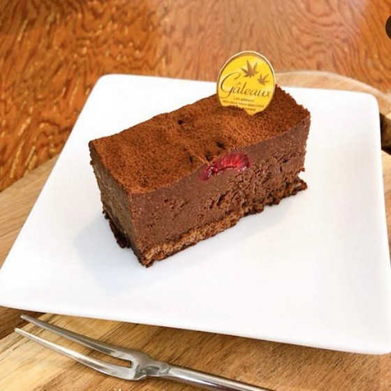 ラズベリーを詰めます！濃厚チョコレートデザート「ムースショコラ・ラズベリー」