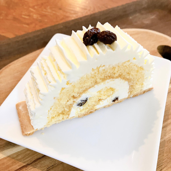 newレッスン「ラムレーズンのビュッシュ」生クリームのロールケーキ