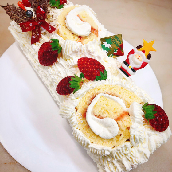 クリスマスに向けての「生クリームと苺のビュッシュドノエル」
