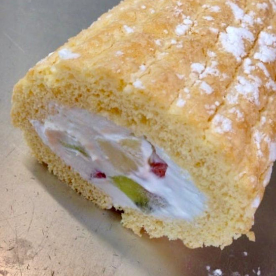 フレッシュフルーツのロールケーキ、2本作成！