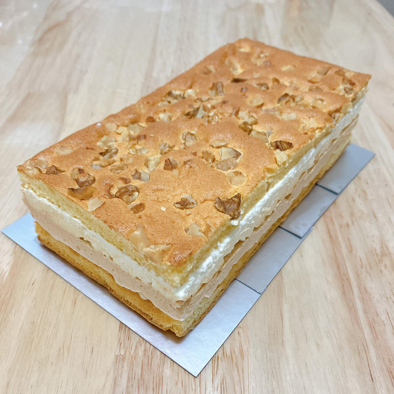 キャラメルとクルミが美味しい「キャラメルのお菓子」優しいビスキュイ生地と、2種類のクリーム