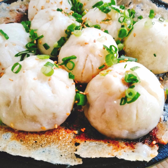 焼き小籠包〜生煎包〜肉汁たっぷり、パリッと薄い餅が決め手✌️
