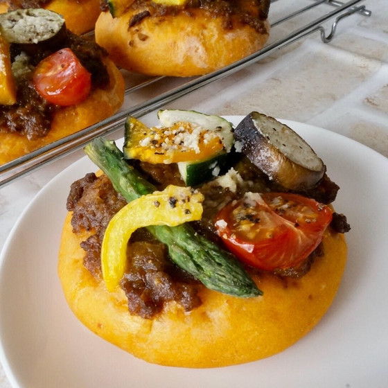 季節の野菜とキーマカレーのフォカッチャ