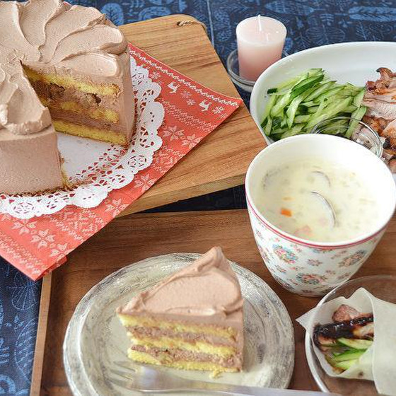 チョコ生クリームとくるみのデコレーションケーキ＆チキン料理他