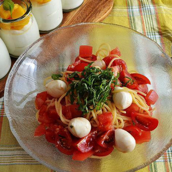 フレッシュトマトとモッツァレラの冷製パスタ、ヨーグルトムース