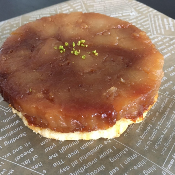季節のりんごでタルト・タタン 〜バニラアイス添え