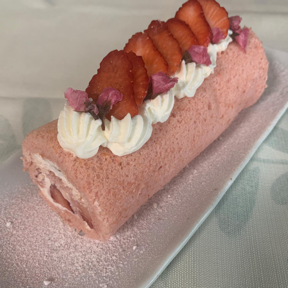 桜苺のロールケーキ