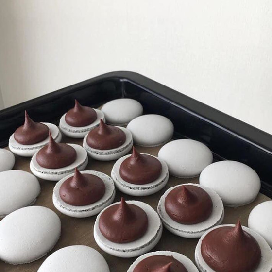 バレンタイン対応　もっちりチョコレートマカロン