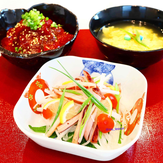 【キッズ＆親子】しっとりやわらか まぐろの漬け丼、焼きあごだしで ふわふわ卵のお吸い物、炙りイカのサラダ