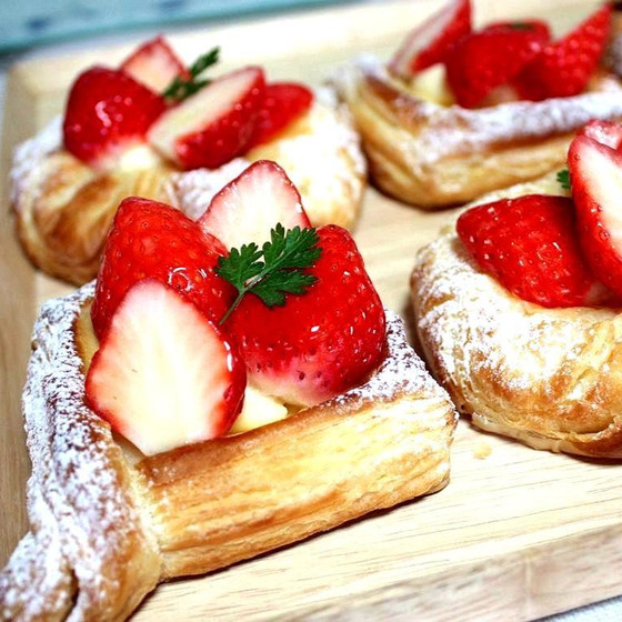 ダブルチョココルネ&いちごのデニッシュ&スティックブラウニー