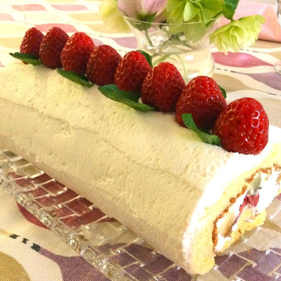 フルーツたっぷり優しいお味のロールケーキ