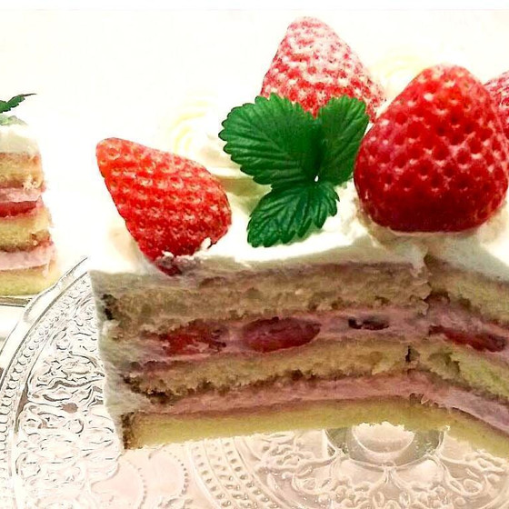 中はストロベリーとピンクのストロベリークリーム