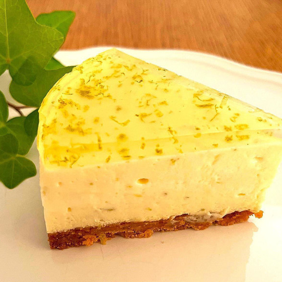 レアチーズケーキの上にはライム果汁のゼリーをのせて・・