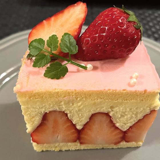 イチゴがいっぱい入ったフランス版のショートケーキ・フレジエ