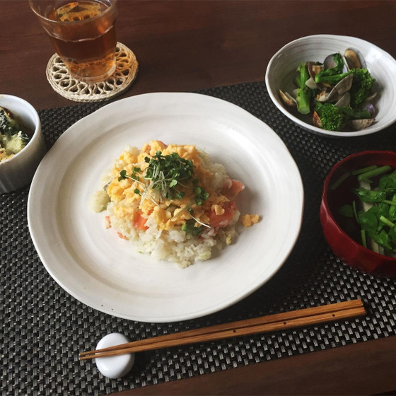 ひな祭りを祝う、春色献立（ちらし寿司と一汁二菜）