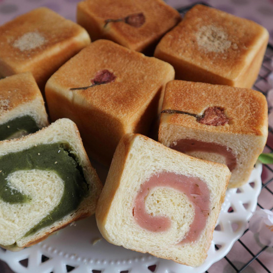 甘酒仕込みのキューブあんぱん(桜あん＆抹茶あん)