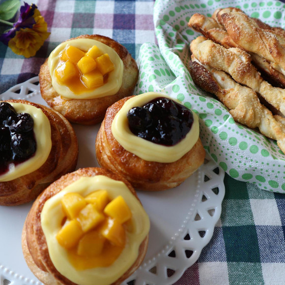 夏の旬フルーツを飾る簡単デニッシュパン＆チーズツイスト