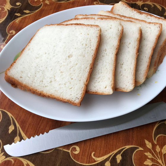 春だから初心にもどって米粉食パン　ケーキはピンクのシフォン