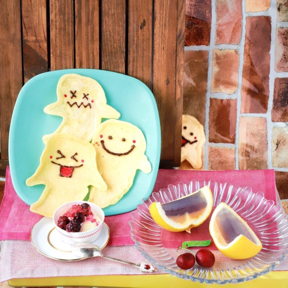 黄色のブルーの果物ゼリーとひょっこりオバケちゃんのパンケーキ