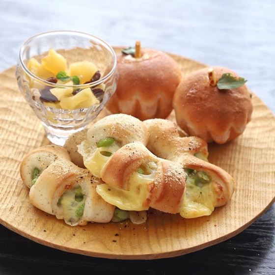 りんごの形のかわいいパンと枝豆とチーズたっぷりのパンと豚角煮