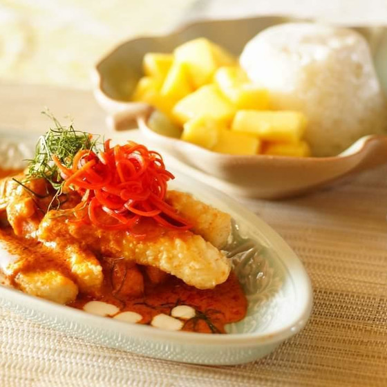 必ずマスターしたい！「もち米とンゴーのデザート」。最高のおもてなしに「白身魚のレッドカレーソース」。