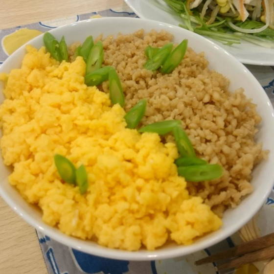 しっとりほろほろ！二色そぼろ丼と貝のお吸い物