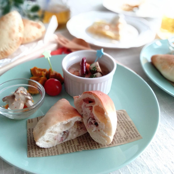 【おうちカフェ】キノコのカルツォーネ&エビのアヒージョ