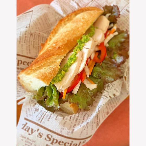 鶏ハムとたっぷり野菜のバインミーサンド