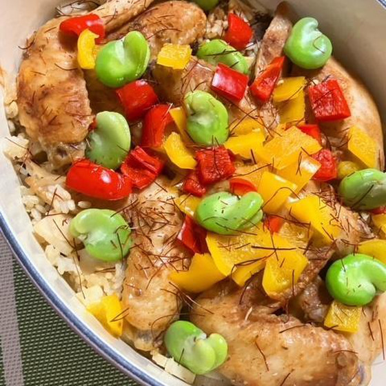 豆板醤風味に漬けた手羽先の玄米炊き込みご飯です