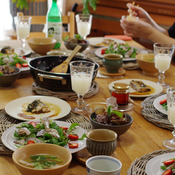 季節の果物と魚料理　