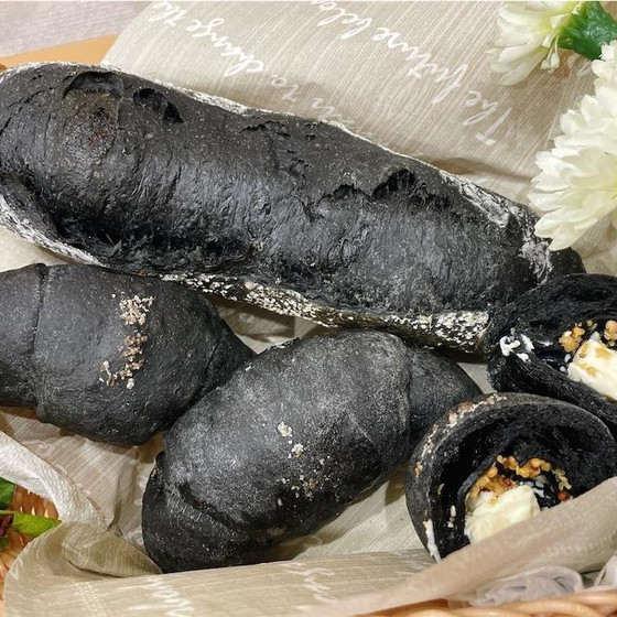竹炭フランスと竹炭塩バターロール（冷蔵発酵法で作るイーストパン）