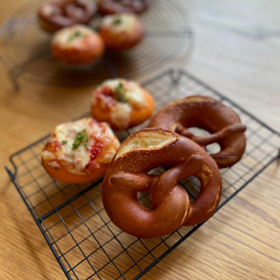本格プレッツェルともちふわトマトチーズパン