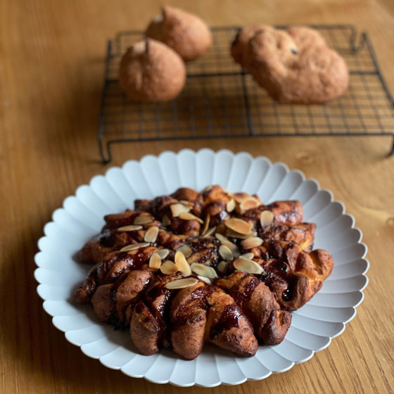 バレンタインのチョコレートのパンと全粒粉のパン