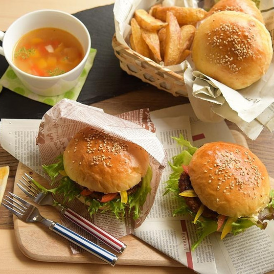 料理A「無添加で安心♪手作りバンズのハンバーガーセット」