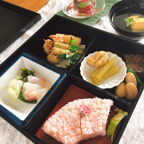 春の素材の松花堂弁当