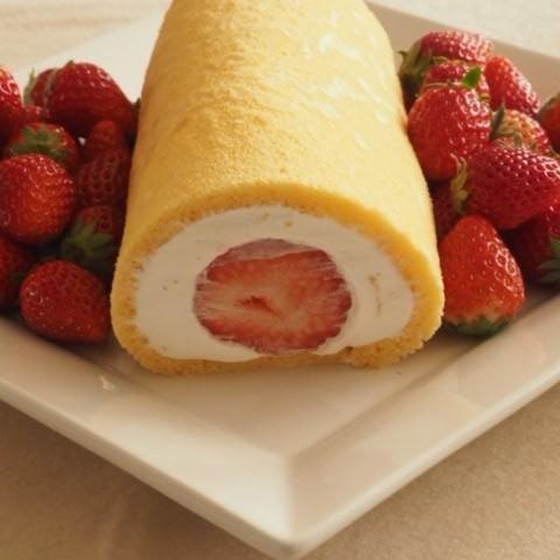 あまおうまるまるいっこ巻いて☺ロールケーキ