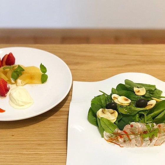 真っ赤なアマニオイルのカルパッチョとリンゴのハーブ煮