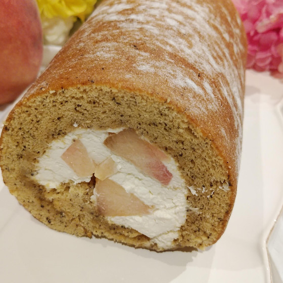 紅茶のロールケーキと季節のフルーツ、桃と生姜のジャム